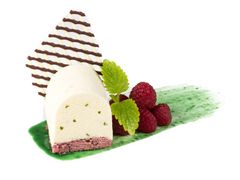 Artikelbild Zitronenmelissen-Mousse auf Himbeerbiskuit 307306